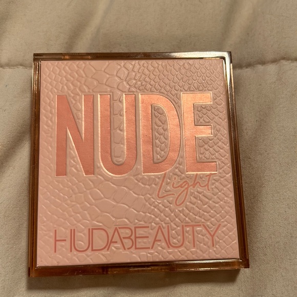 HUDA BEAUTY Other - Huda beauty light nude palette